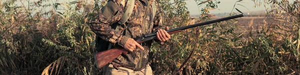 Homem Com Uma Arma Nas Mãos Colete Verde Uma Caça — Fotografia de Stock