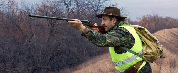 Man Gun His Hands Green Vest Pheasant Hunt Wooded Area — 스톡 사진