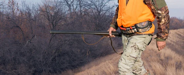 Man Gun His Hands Green Vest Pheasant Hunt Wooded Area — Stock Photo, Image