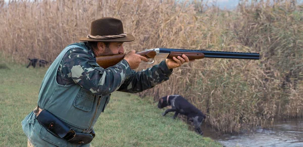 Homme Avec Pistolet Main Gilet Vert Lors Une Chasse Faisan — Photo