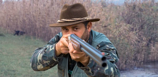 Homem Com Uma Arma Nas Mãos Colete Verde Uma Caça — Fotografia de Stock