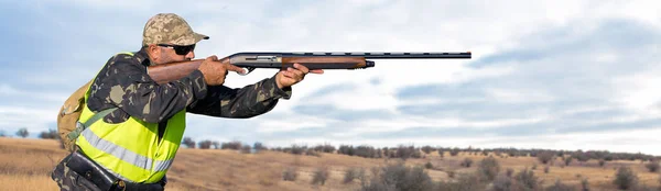 Homem Caçador Camuflagem Com Uma Arma Durante Caça Busca Pássaros — Fotografia de Stock