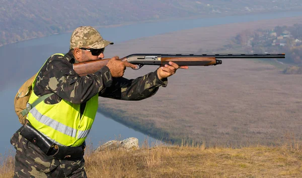 Chasseur Homme Camouflage Avec Une Arme Feu Pendant Chasse Recherche — Photo