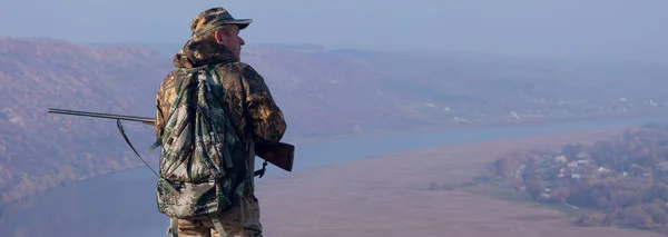 Jäger Tarnung Mit Einem Gewehr Bei Der Jagd Auf Wildvögel — Stockfoto