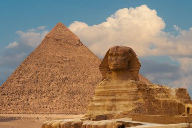 Büyük Mısır piramitlerinin arka planına karşı Sfenks. Afrika, Giza Platosu.
