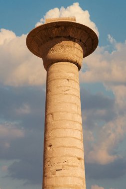 Mısır 'daki Karnak Tapınağı' nın kalıntıları (Teb). Dünyanın en büyük antik tapınak kompleksi. UNESCO Dünya Mirası.