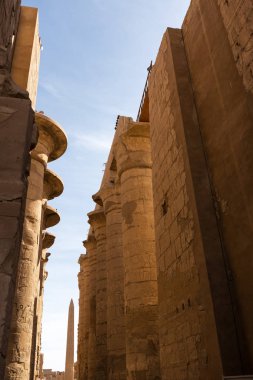 Mısır 'daki Karnak Tapınağı' nın kalıntıları (Teb). Dünyanın en büyük antik tapınak kompleksi. UNESCO Dünya Mirası.