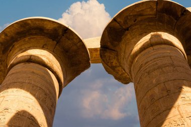 Mısır 'daki Karnak Tapınağı' nın kalıntıları (Teb). Dünyanın en büyük antik tapınak kompleksi. UNESCO Dünya Mirası.