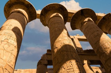 Mısır 'daki Karnak Tapınağı' nın kalıntıları (Teb). Dünyanın en büyük antik tapınak kompleksi. UNESCO Dünya Mirası.