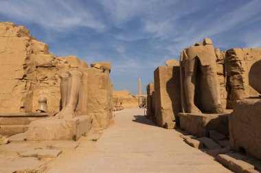 Mısır 'daki Karnak Tapınağı' nın kalıntıları (Teb). Dünyanın en büyük antik tapınak kompleksi. UNESCO Dünya Mirası.