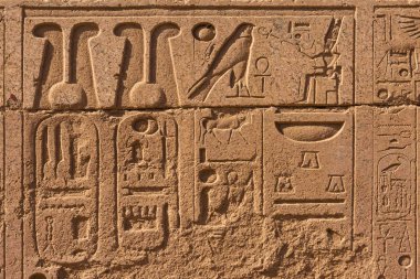 Mısır 'daki Karnak Tapınağı' nın kalıntıları (Teb). Dünyanın en büyük antik tapınak kompleksi. UNESCO Dünya Mirası.