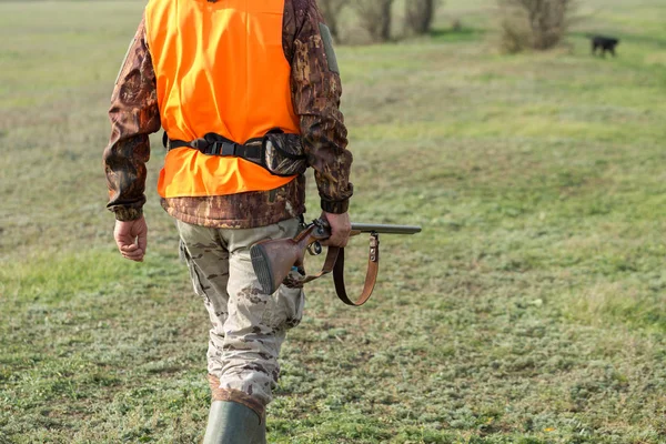 Hombre Con Arma Sus Manos Chaleco Naranja Una Cacería Faisanes — Foto de Stock