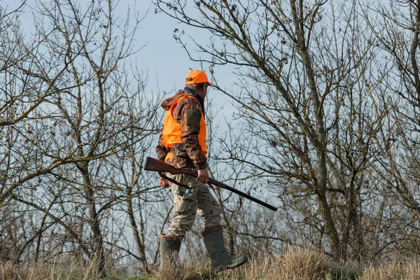 Hombre Con Arma Sus Manos Chaleco Naranja Una Cacería Faisanes —  Fotos de Stock