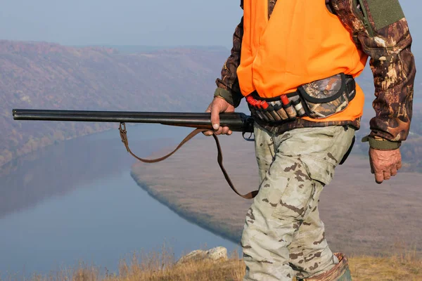 Hombre Cazador Camuflaje Con Arma Durante Caza Busca Aves Silvestres — Foto de Stock