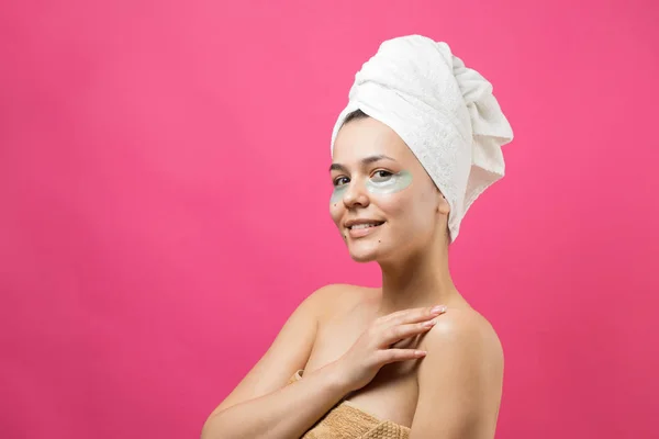 Menina Bonita Nova Uma Toalha Branca Sua Cabeça Usa Manchas — Fotografia de Stock