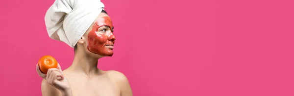 Retrato Beleza Mulher Toalha Branca Cabeça Com Máscara Nutritiva Vermelha — Fotografia de Stock