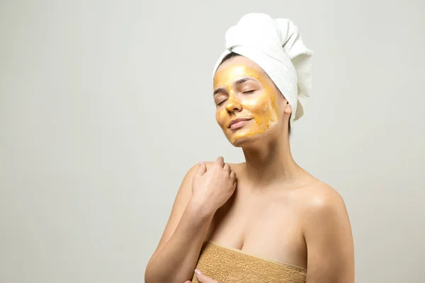 Retrato Beleza Mulher Toalha Branca Cabeça Com Máscara Nutritiva Dourada — Fotografia de Stock