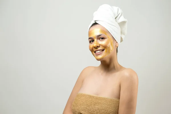 Schoonheidsportret Van Vrouw Witte Handdoek Hoofd Met Gouden Voedende Masker — Stockfoto
