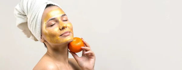 Retrato Beleza Mulher Toalha Branca Cabeça Com Máscara Nutritiva Dourada — Fotografia de Stock