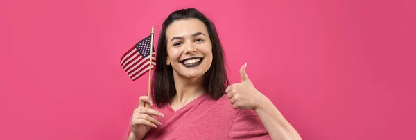 Glad Ung Kvinna Som Håller Amerikansk Flagga Mot Studio Rosa — Stockfoto
