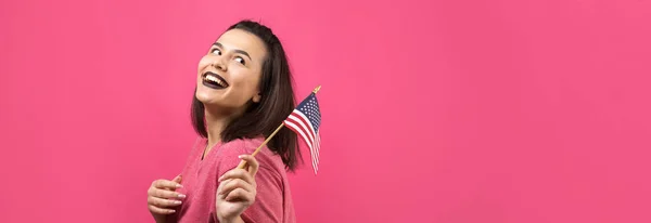 Счастливая Молодая Женщина Держащая Американский Флаг Розовом Фоне Студии — стоковое фото