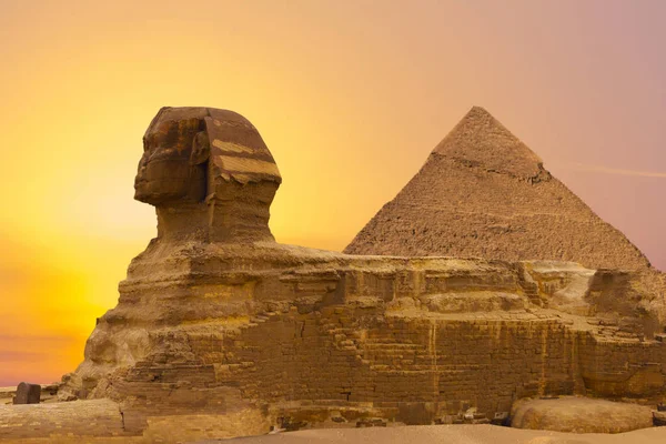 Sfinx Tegen Achtergrond Van Grote Egyptische Piramides Afrika Plateau Van — Stockfoto
