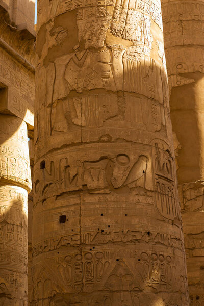 Древние руины храма Карнак в Луксоре (Фивы), Египет. Самый большой храмовый комплекс древности в мире. Всемирное наследие ЮНЕСКО.