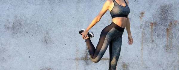 Sporty Slim Girl Leggings Top Standing Concrete Wall Performs Set — 스톡 사진