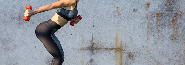 Sporty Slim Girl Leggings Top Standing Concrete Wall Performs Set — Stock Photo, Image