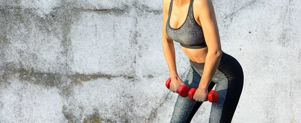 Una Chica Deportiva Delgada Polainas Una Parte Superior Está Pie —  Fotos de Stock