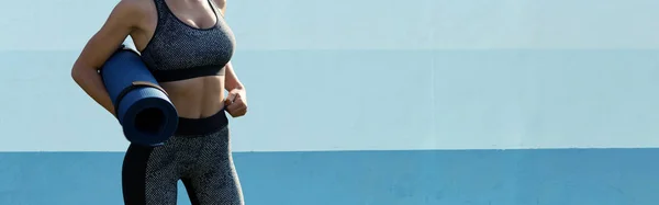 Tozlu Spor Ayakkabılı Bir Kız Üstü Beton Duvarın Yanında Antrenman — Stok fotoğraf