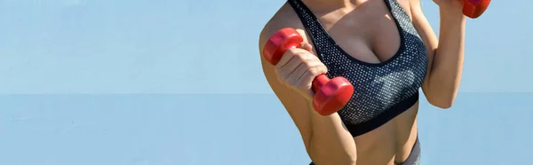 Uma Menina Magro Desportivo Leggings Topo Está Contra Uma Parede — Fotografia de Stock