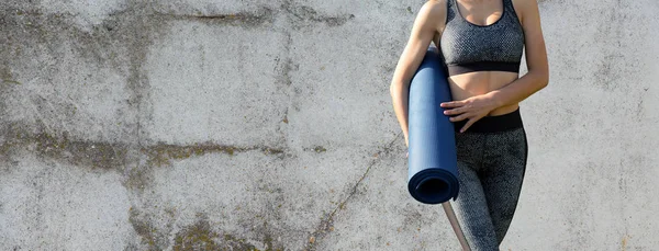 Sporty Slim Girl Leggings Top Standing Concrete Wall Training Mat — Stock Photo, Image