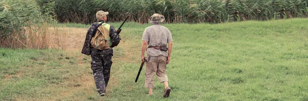 Man Gun His Hands Green Vest Pheasant Hunt Wooded Area — 스톡 사진