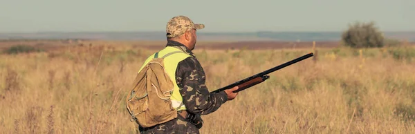 Man Gun His Hands Green Vest Pheasant Hunt Wooded Area — Stock Photo, Image