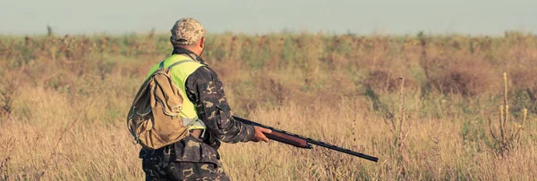 Mężczyzna Bronią Ręku Zieloną Kamizelką Polowaniu Bażanty Zalesionym Terenie Pochmurną — Zdjęcie stockowe