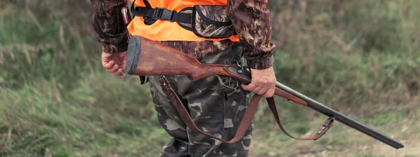 Man Gun His Hands Green Vest Pheasant Hunt Wooded Area — 스톡 사진