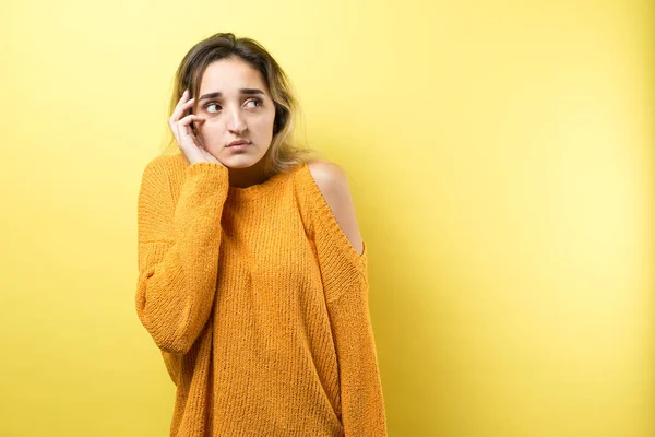 Retrato Una Hermosa Chica Suéter Naranja Mira Lado Con Expresión — Foto de Stock