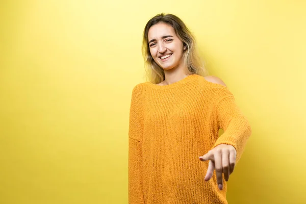 Szczęśliwy Młody Biały Kobieta Pomarańczowy Sweter Wskazując Palce Daleko — Zdjęcie stockowe
