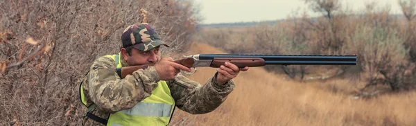 Man Gun His Hands Green Vest Pheasant Hunt Wooded Area — Stock Photo, Image