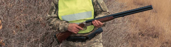 Muž Pistolí Rukou Zelenou Vestou Lovu Bažantů Zalesněné Oblasti Zataženého — Stock fotografie