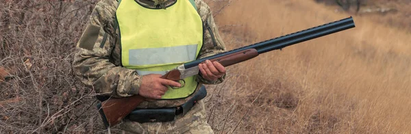 Man Gun His Hands Green Vest Pheasant Hunt Wooded Area — 스톡 사진