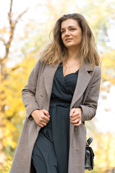 Young Girl Coat Poses Park Background Golden Autumn Foliage — Stock Photo, Image