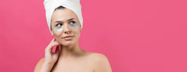 Menina Bonita Nova Uma Toalha Branca Sua Cabeça Usa Manchas — Fotografia de Stock