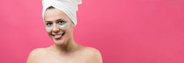 Menina Bonita Nova Uma Toalha Branca Sua Cabeça Usa Manchas — Fotografia de Stock