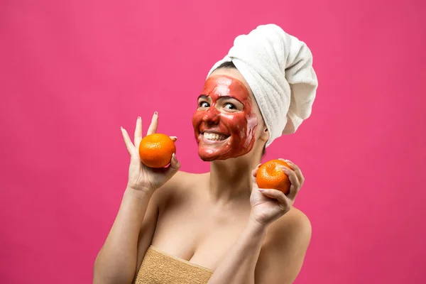 Retrato Beleza Mulher Toalha Branca Cabeça Com Máscara Nutritiva Vermelha — Fotografia de Stock