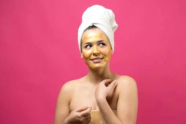 Retrato Beleza Mulher Toalha Branca Cabeça Com Máscara Nutritiva Dourada — Fotografia de Stock