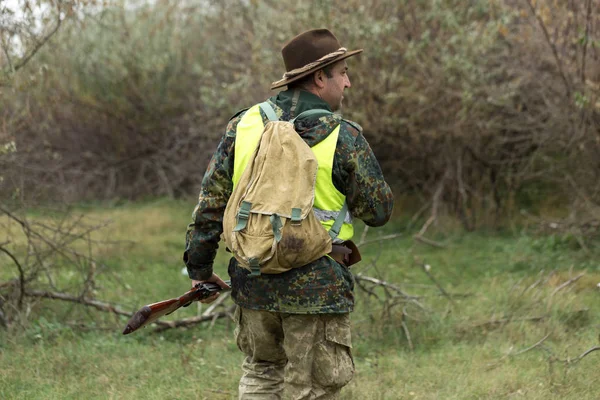 Período Caza Temporada Otoño Abierta Cazador Con Arma Sus Manos — Foto de Stock