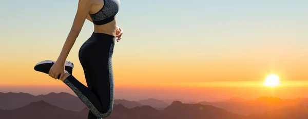 Una Joven Delgada Entrenada Encuentra Frente Una Hermosa Puesta Sol — Foto de Stock