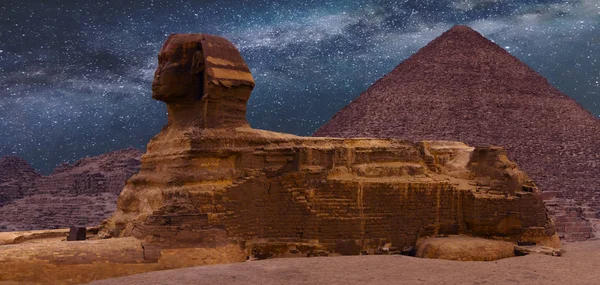 Σφίγγα Στο Φόντο Των Μεγάλων Αιγυπτιακών Πυραμίδων Αφρική Οροπέδιο Γκίζα — Φωτογραφία Αρχείου